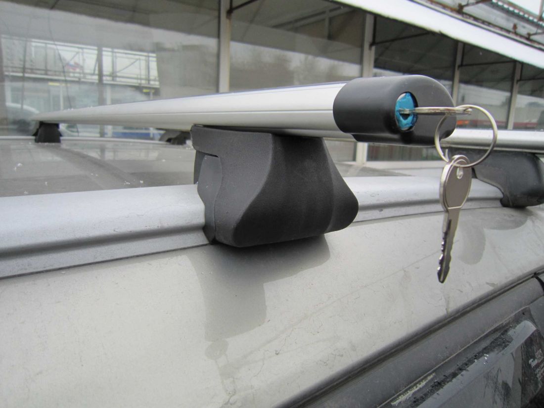 Багажник INTER Integra универсальный на низкие (интегрированные) рейлинги с аэро дугами (53 мм) С ЗАМКОМ