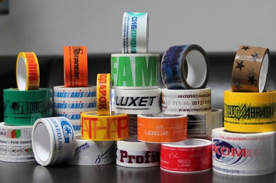 Клейкая лента с логотипом под заказ