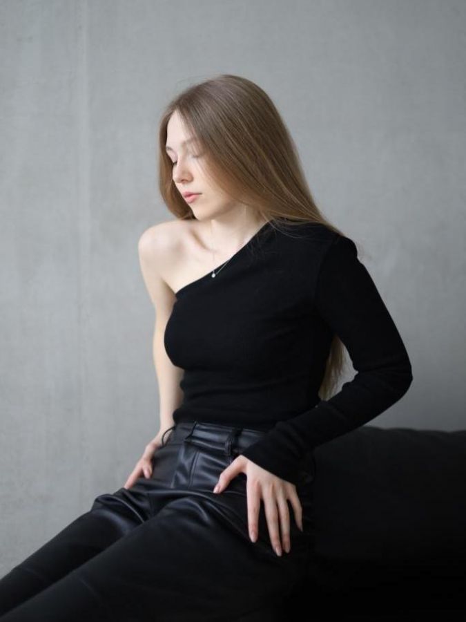 Кофта на одно плечо черная