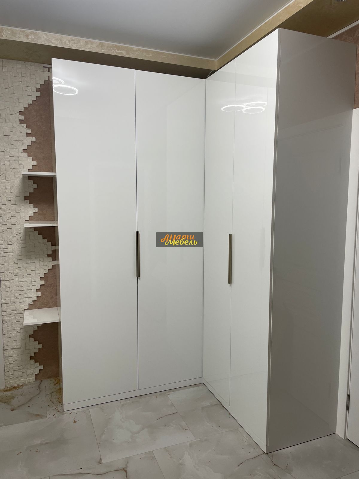 прихожая угловой шкаф и обувница в высоком глянце АГТ