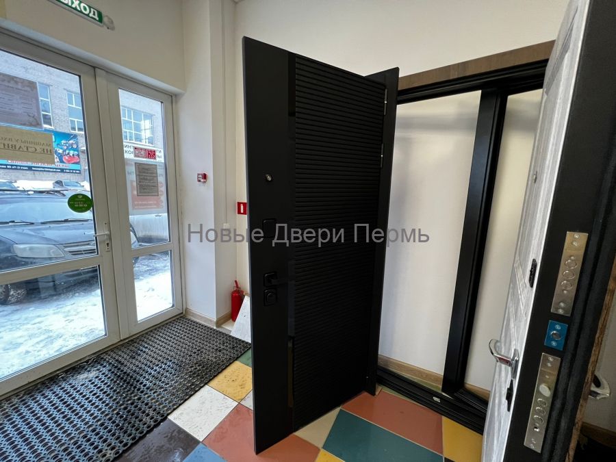 Престиж Люкс Line Ясень черный, Ясень белый  металлическая трехконтурная входная дверь