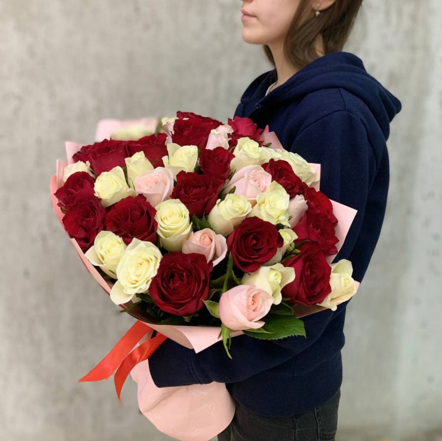 Букет из 45 кенийской розы в красивой упаковке