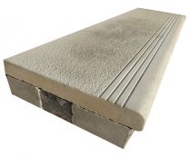 Ступень ЛСС 12-1 (IIII-шагрень) для сквозных маршей уличных лестниц с металлическими пластинами под поручни