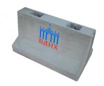 Блок дорожного ограждения с логотипом