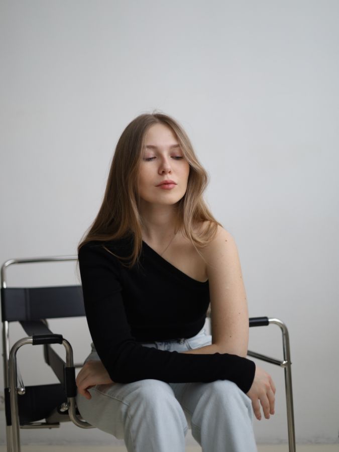 Кофта на одно плечо черная