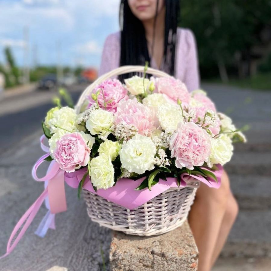 Корзина с пионами