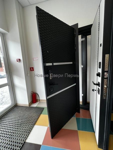 Конте Черный кварц/Зеркало  металлическая трехконтурная входная дверь