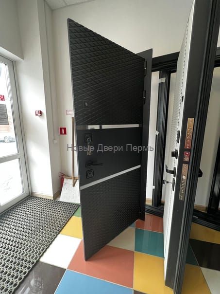 Конте Черный кварц/Зеркало  металлическая трехконтурная входная дверь