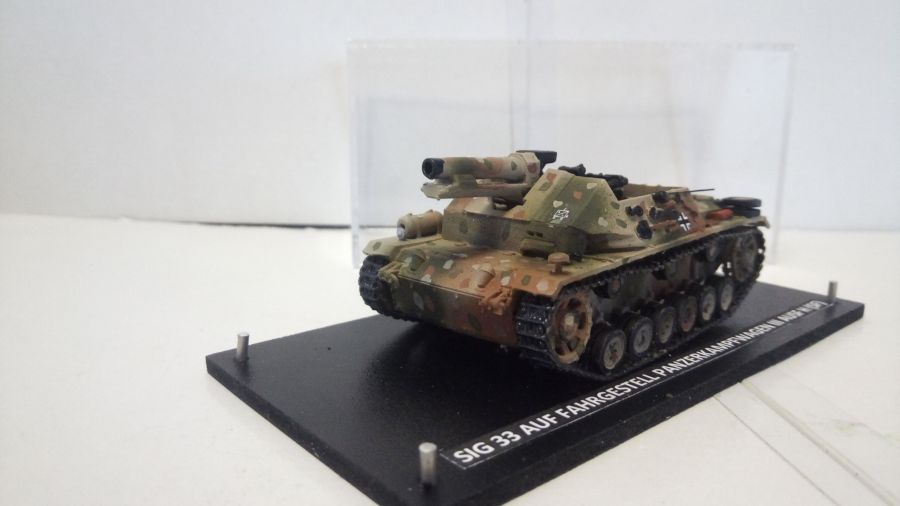 Немецкая самоходная артиллерийская установка SIG  33 Ausf Fahrgestell Panzerkampfwagen III Ausf. H (SF) в масштабе 1/72