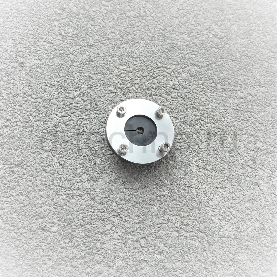 Проход борта для кабеля эхолота