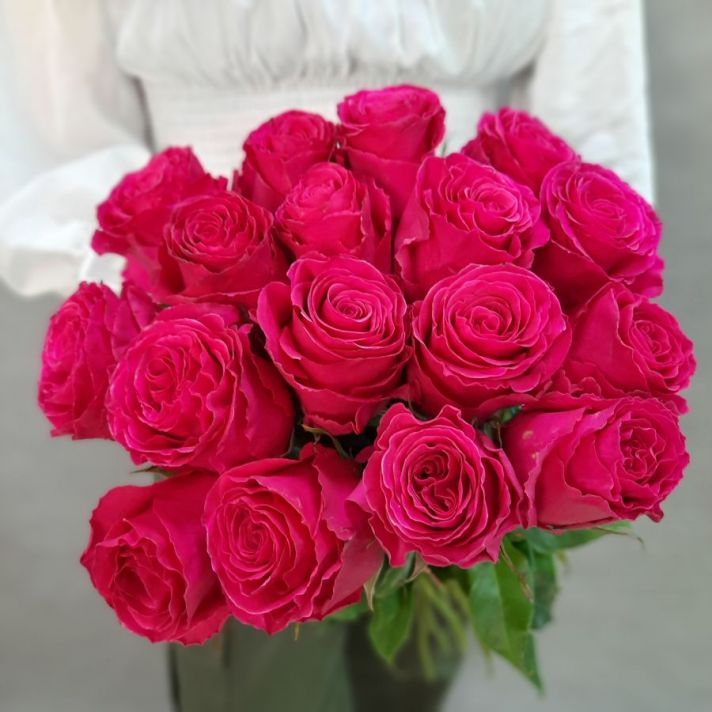 Монобукет из 17 шикарных малиновых роз