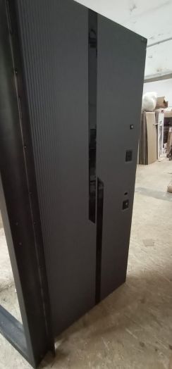 Входная дверь Лабиринт CARBON 01 Белое дерево, стекло черное