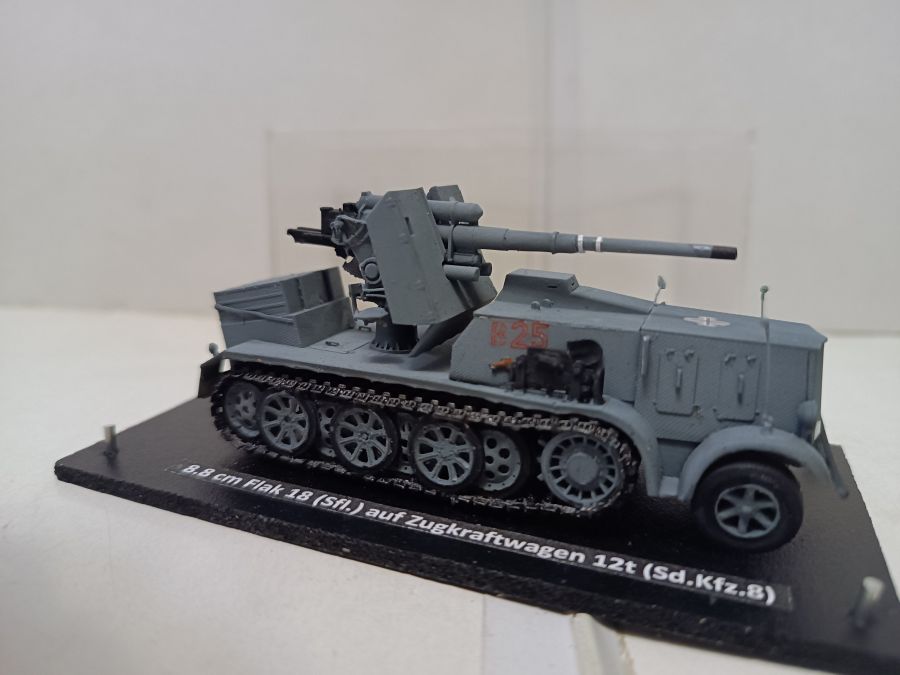 8.8 cm Flak 18 (Sfl.) auf Zugkraftwagen 12t (Sd.Kfz.8)   (1/72)