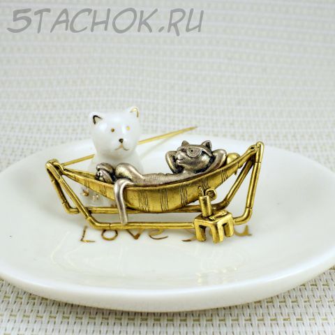 Брошь "Кот в шезлонге" цвет олова/золота (Danecraft США)