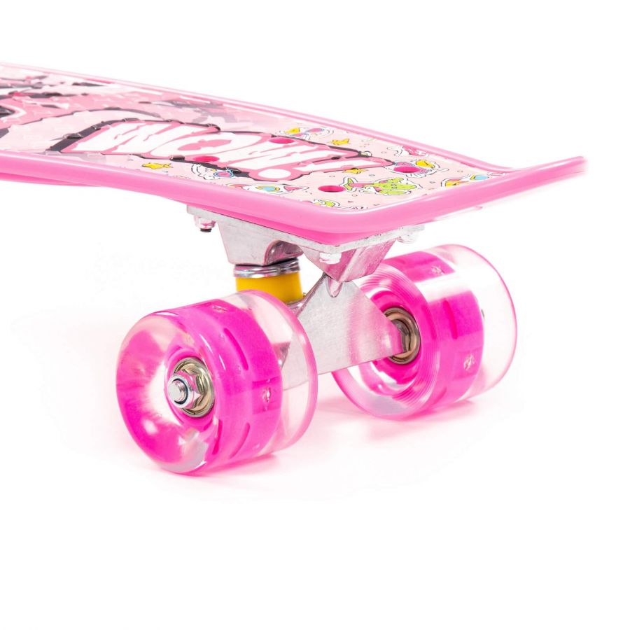 Доска роликовая (56 см) (малиновая) с наклейкой и малиновыми колёсами