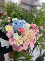 Аквабокс сердце из гортензии, роз, хризантем и диантусов