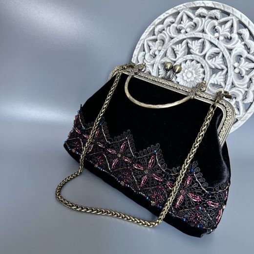 Женская сумка ручной работы "Premiere" из черного бархата  с фермуаром и ручной вышивкой