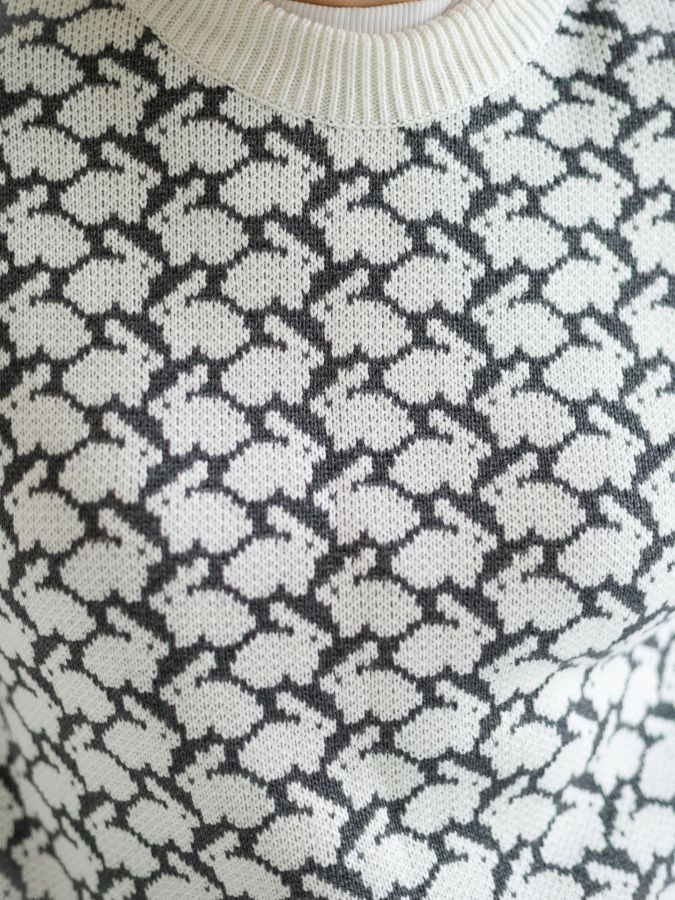 Свитер с кроликами