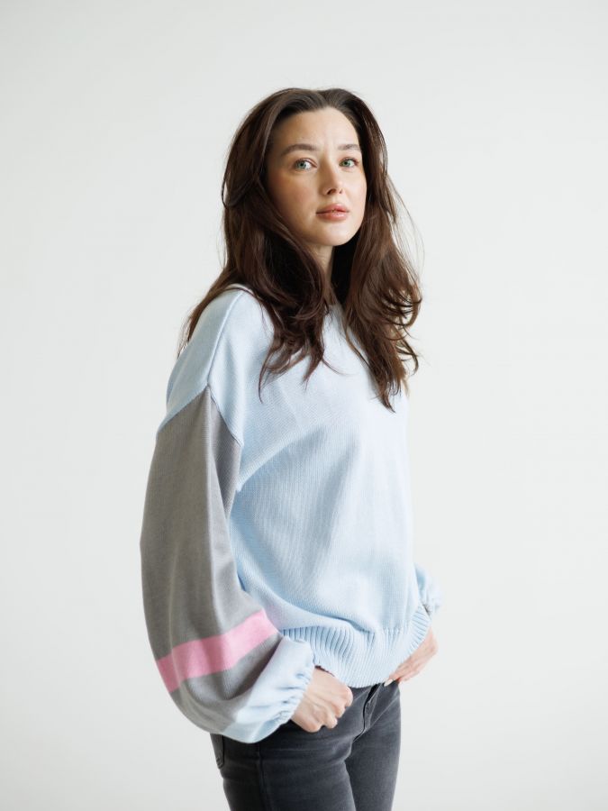 Свитер голубой с полосками на рукавах