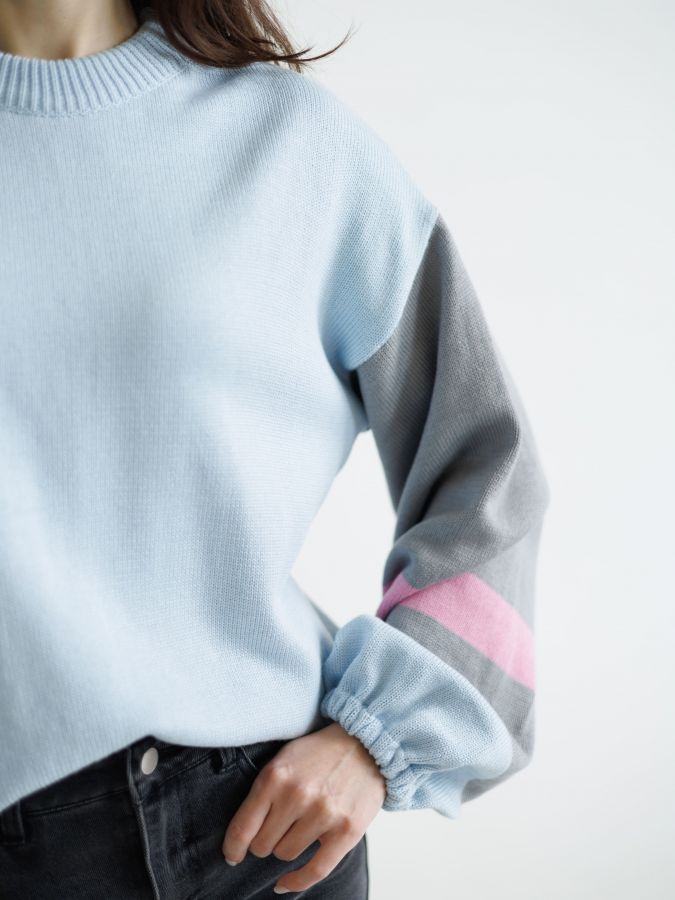 Свитер голубой с полосками на рукавах