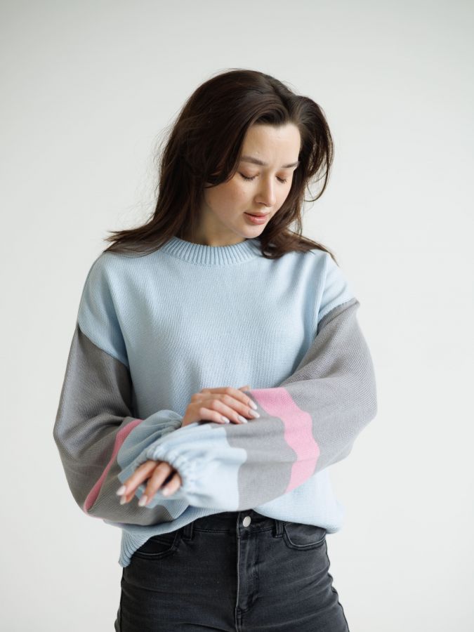 Свитер голубой с полосками на рукавах