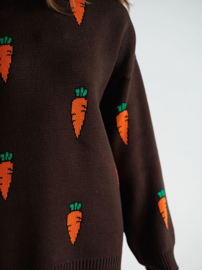 Свитер с морковками шоколад