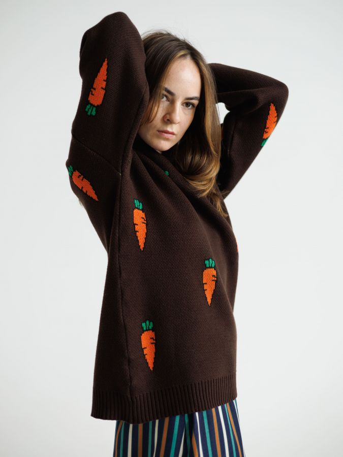Свитер с морковками шоколад