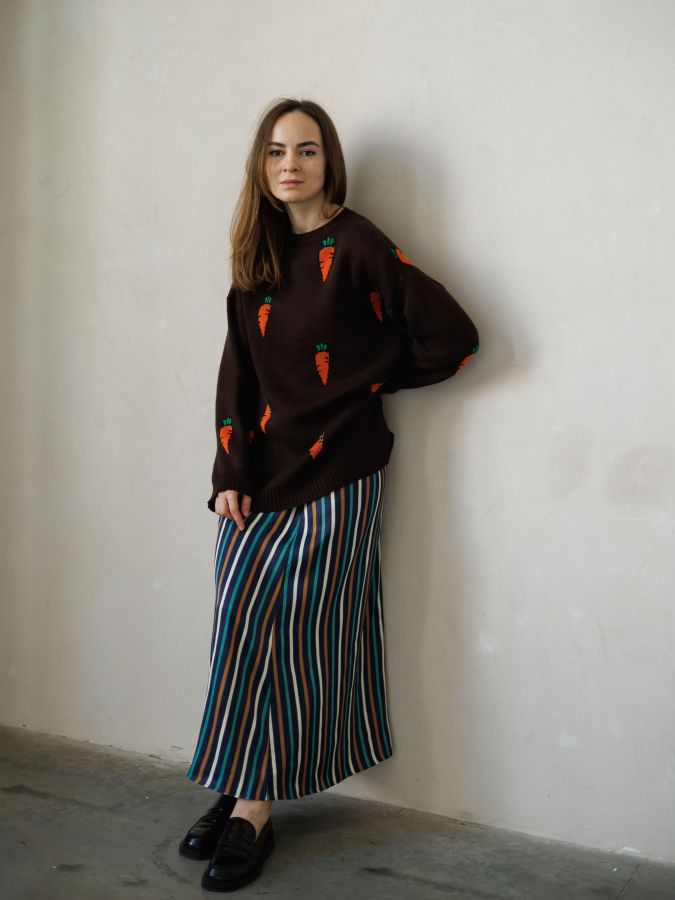 Свитер с морковками шоколад