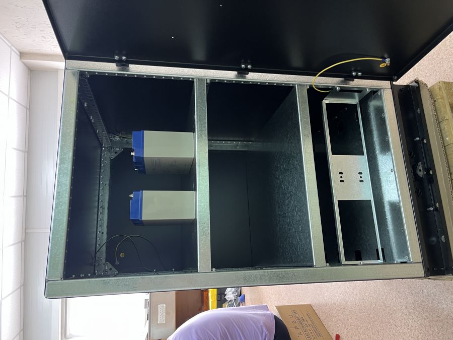 Батарейный шкаф 600×650×1050 мм – металлический, напольный, защитный