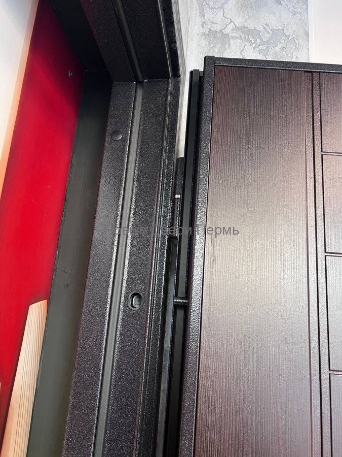 DELTA PRO MP Букле коричневый / ПВХ Лиственница темная квартирная дверь