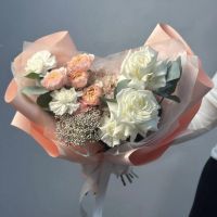 Нежный букет с персиковой пионовидной розой