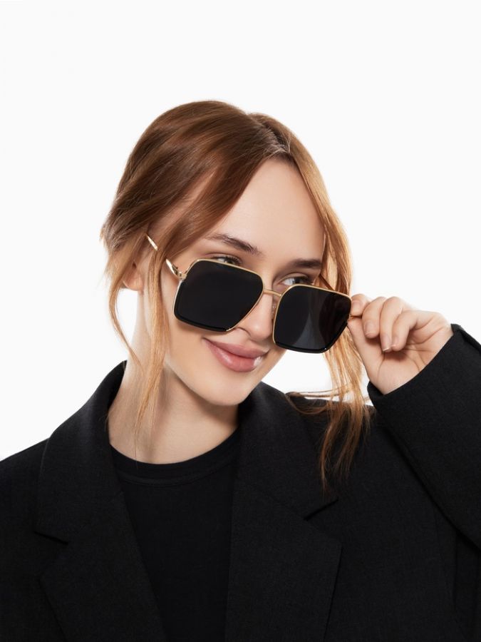 Очки солнцезащитные  uv 400, дужка 13.5 см, ширина 12.8 см, линза 5.5 х 6 см