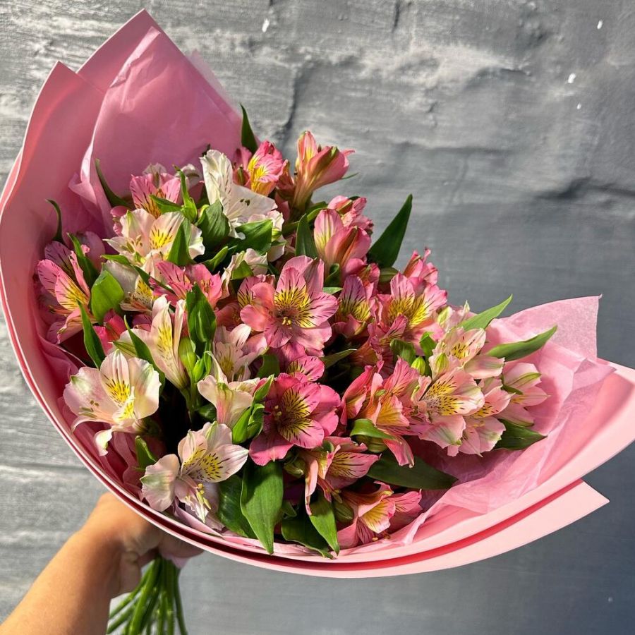 Нежный розовый микс альстромерий