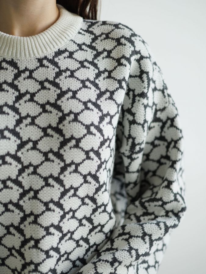 Свитер с кроликами