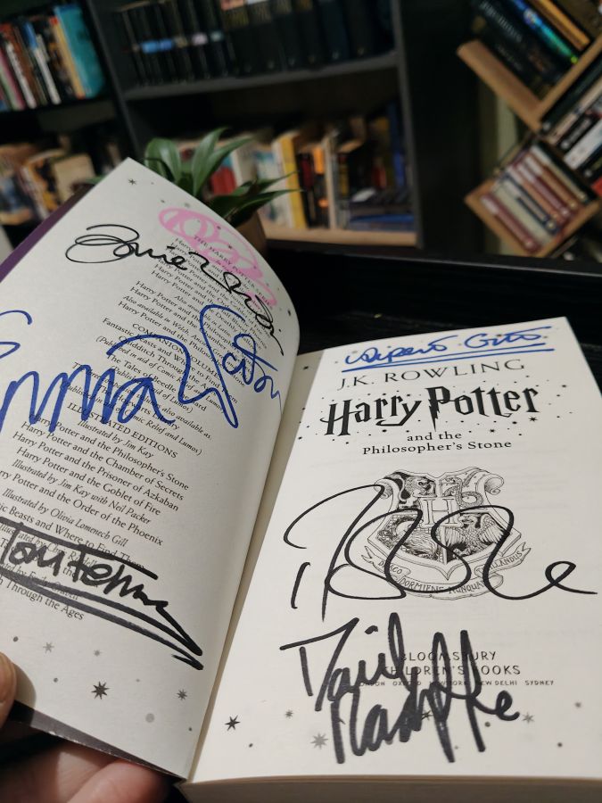 Harry Potter and the philosopher's stone с подписями Роулинг, Дэниела Рэдклиффа, Эммы Уотсон и других