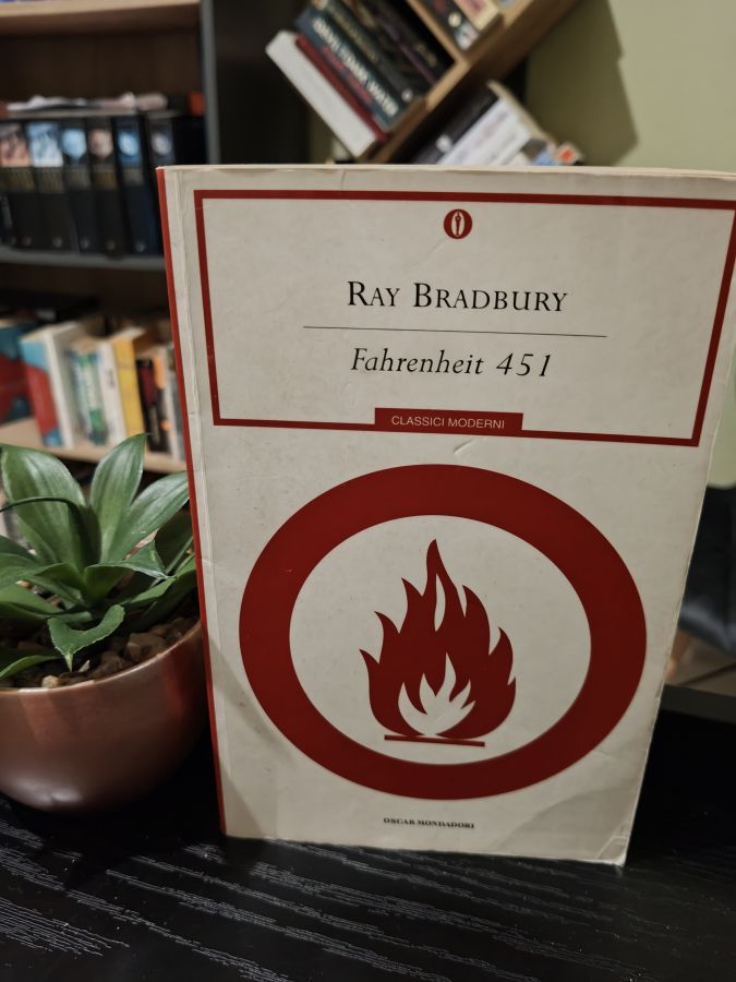 Fahrenheit 451 by Ray Bradbury на итальянском