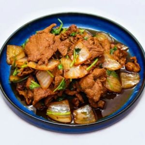 Говядина жареная с луком 300г