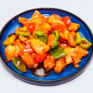 Курица с ананасами в кисло-сладком соусе 300г