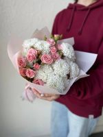 Букет с кустовой розой и хризантемой