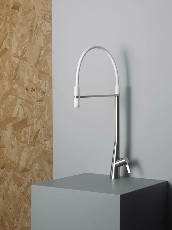 Смеситель для кухонной мойки Quadro design Kitchen Inox 367 AS с белым шлангом ФОТО