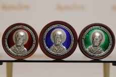 Икона в авто Николай Чудотворец круглая с цветными эмалями (5,5см)