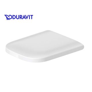 Duravit 006459 unitaz oturacağının müasir hamam interyerində quraşdırılmış halı - minimalist dizayn və premium görünüş.