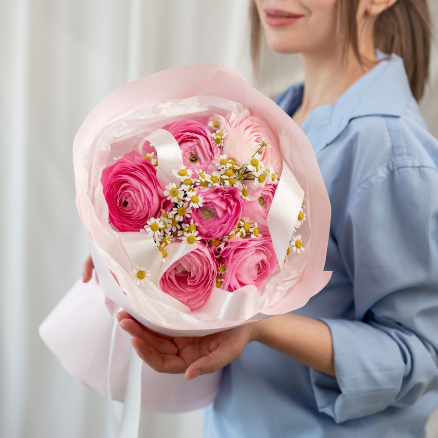 Ранункулюсы и ромашки
