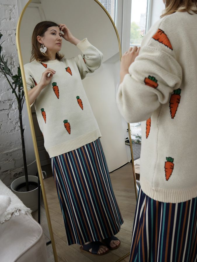 Свитер с морковками бежевый