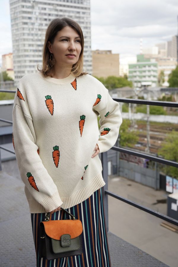Свитер с морковками бежевый
