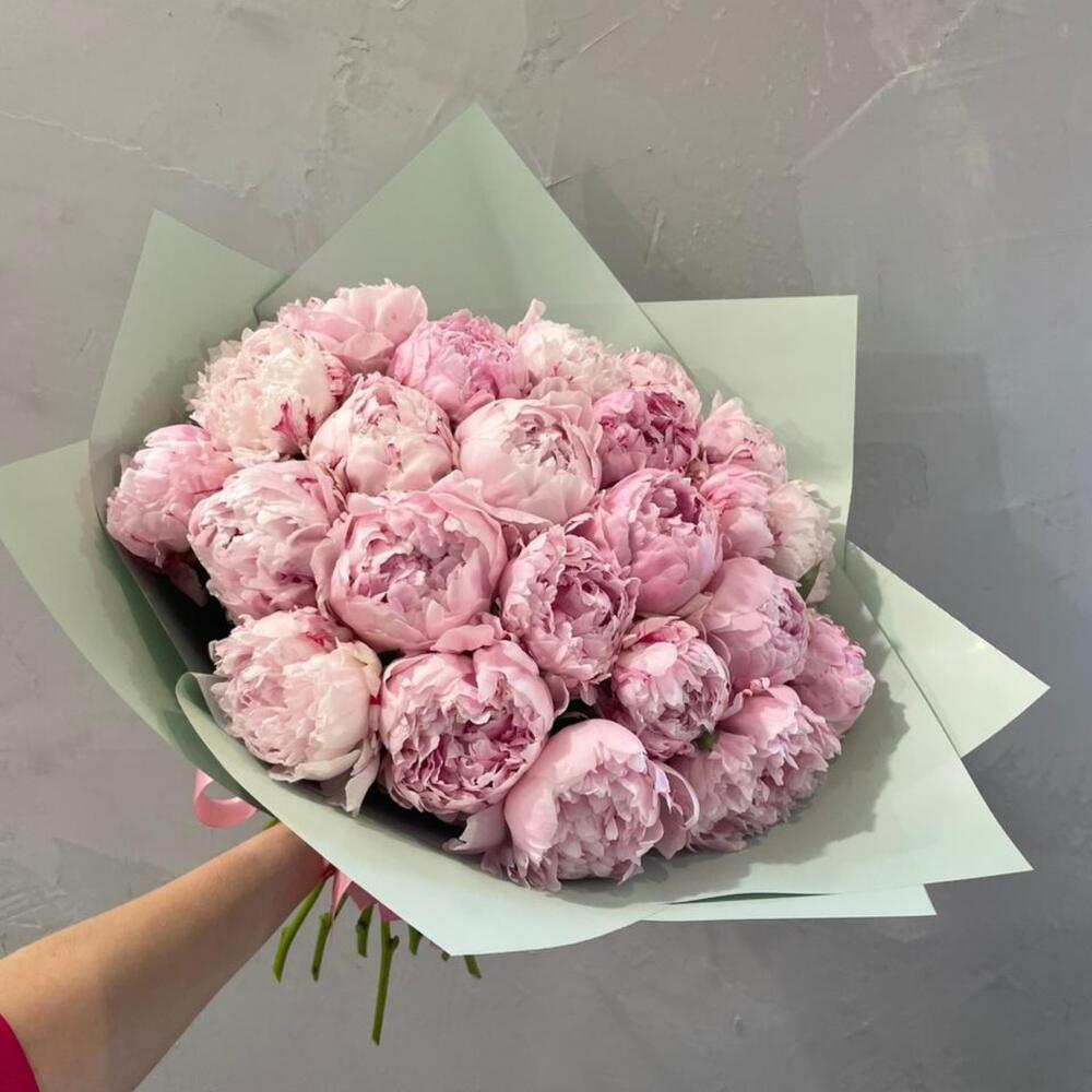 25 нежно-розовых пионов