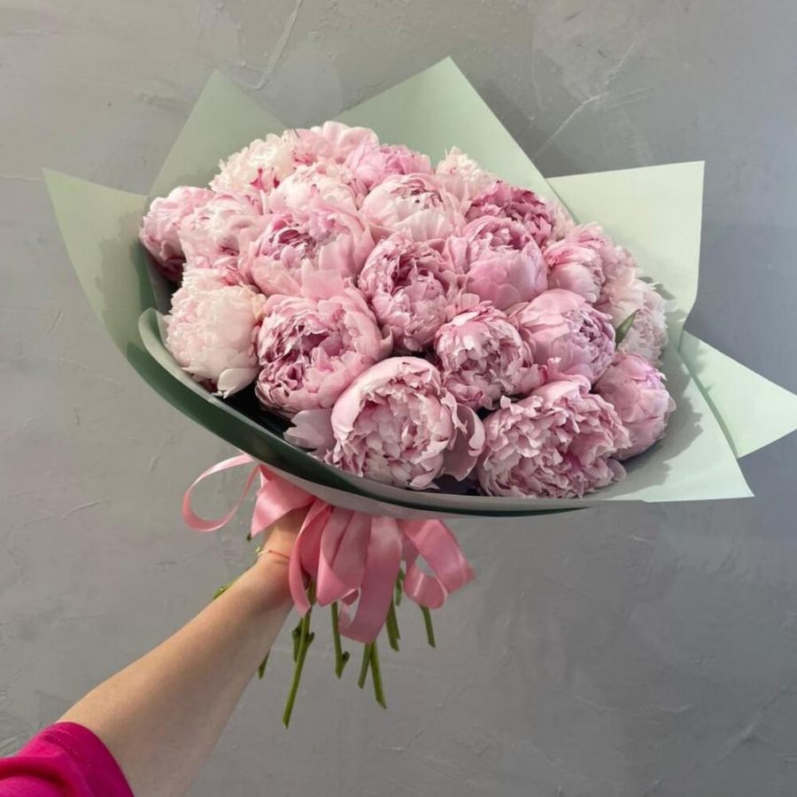 25 нежно-розовых пионов