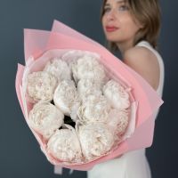 Букет из белых пионов в нежной упаковке