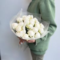 Белые пионы в стильной упаковке 21 шт.