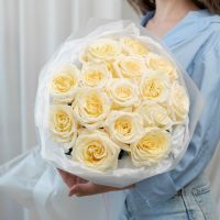15 кремовых роз (сорт Кендл Лайт)